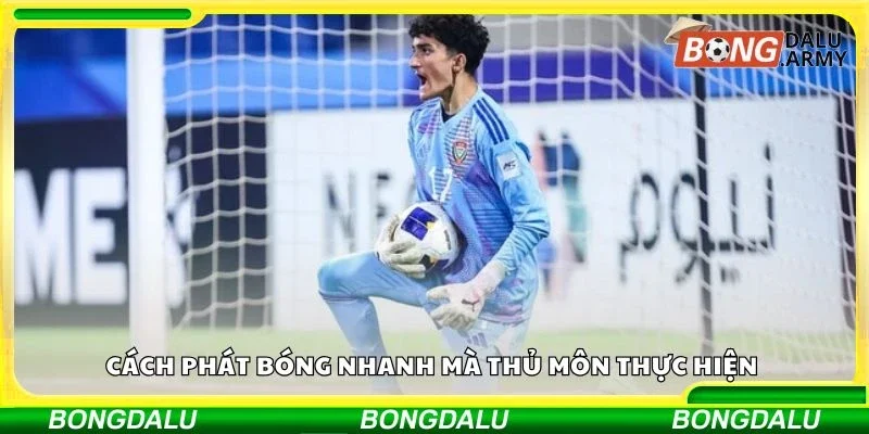 Cách phát bóng nhanh mà thủ môn thực hiện 